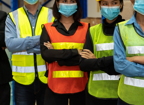 Equipo trabajando protegidos